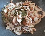 Foto langkah ke 3 dari resep Spaghetti Mushroom Cream Sauce with Prawn.