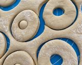 Une image de l'étape 2 de Donuts au sucre et glaçage caramel.