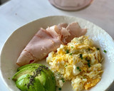 Foto del paso 3 de la receta: Huevos revueltos con queso crema para el desayuno