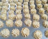 Foto langkah ke 3 dari resep Kue sagu lumer.