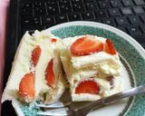 Foto langkah ke 3 dari resep Sandwich Strawberry (No Bake Cake).