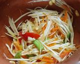 รูปขั้นตอนการทำที่ 7 ของ ส้มตำปลาร้ากุ้งลวก