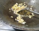 Foto langkah ke 3 dari resep Black Fried Rice With Pop Chiken.