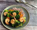 A picture of step 6 of Stir fried broccoli, carrot and prawns with mixed jasmine rice and riceberry 🦐 🥕 🥦.