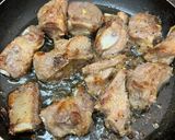 Hình bước làm 2 của món Sườn chiên sả ớt