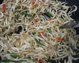 Foto langkah ke 3 dari resep Tumis toge bawang kembang.