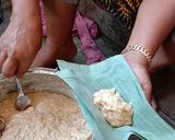 Foto langkah ke 2 dari resep Bobotok / ciu / pais pisang dan cara melipat daun.