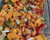 Foto del paso 1 de la receta: Pollo al horno especiado con colchón de vegetales