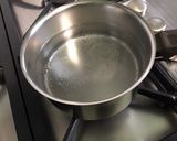 Une image de l'étape 1 de Semoule aux petits pois et bouillon de gambas.