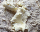 Foto del paso 1 de la receta: Pancitos dulces con harina integral y crema💜