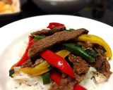 รูปขั้นตอนการทำที่ 2 ของ ผัดเนื้อเซอรอยด์พริกหวานราดข้าว