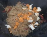 Foto langkah ke 5 dari resep Bihun Goreng - Telur Asin.