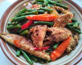 Foto langkah ke 3 dari resep Oseng Ikan Pindang Kacang Panjang Mommylicious.