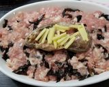 A picture of step 3 of Chinese steamed pork patty with salted fish 咸魚蒸肉餅.