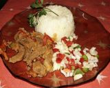 Foto del paso 3 de la receta: Carne salteada con mini budín de arroz y ensalada