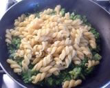 Foto del passaggio 2 della ricetta Fusilloni con broccoletto, pistacchi e ricotta salata