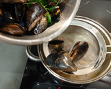Foto del paso 3 de la receta: Gallineta con caldo de mejillones