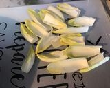 Une image de l'étape 3 de Salade de jeunes endives aux raisins et fourme d ambert.