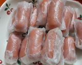 Hình bước làm 2 của món Xúc xích cuộn bánh tráng chiên giòn