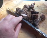 Foto del paso 2 de la receta: Carne Guisada (punta paleta) con asado sobrante