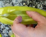 Foto del paso 2 de la receta: Ajíes Verdes Largos Rellenos de Queso