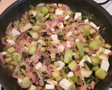 Une image de l'étape 3 de Quiche sans pâte poireaux, courgettes, lardons, feta.
