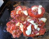 Une image de l'étape 12 de Tomates à l'oignon rouge, basilic et mozzarella.