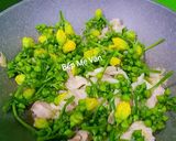 Hình bước làm 2 của món Nụ hoa mướp xào thịt heo và nấm bào ngư