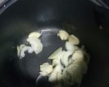 Foto langkah ke 1 dari resep Tom yam sup isi seafood.