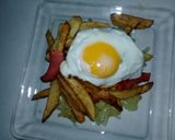 Foto del paso 3 de la receta: Salchipapas con huevo al caballo y colchón de cebolla