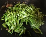 Foto langkah ke 4 dari resep Tumis kangkung kampung.
