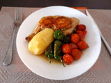 Pollo hervido con guarnición de pimientos del padrón y tomatitos