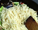 Foto langkah ke 4 dari resep Mi goreng pipih.
