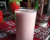 A picture of step 6 of Strawberry milkshake.