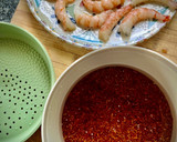 Foto del paso 1 de la receta: Poke de arroz castaño con salmón marinado y langostinos al ajillo
