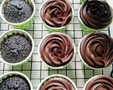 Gambar langkah 8 resipi Moist Chocolate Cupcake.