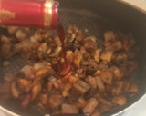 Foto del paso 6 de la receta: Pollo con tocino entreverado y salsa de vino