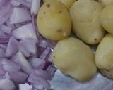 A picture of step 1 of Pyaz k aloo.