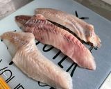 Une image de l'étape 1 de Filets de dorade à l’ail frais mariné, citron vert et coriandre.