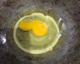 Foto langkah ke 1 dari resep Telur Ceplok Saus Tiram.
