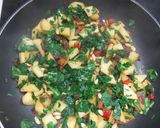 Foto del paso 2 de la receta: Espinacas salteadas con manzana, pasas y piñones 🍎🍎