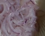 A picture of step 2 of Peach-Colored Marinated Red Onion.