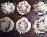 A picture of step 5 of Cheeseburger Buscuits.