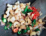 Foto langkah ke 3 dari resep Tumis kikil pedas manis.