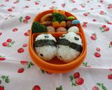 A picture of step 3 of Wee Panda Onigiri Charaben.