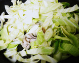 A picture of step 2 of Refreshing Stir-Fried Pork and Cabbage.
