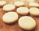 A picture of step 5 of Romanian donuts (Gogoși).