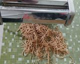 Foto del paso 3 de la receta: Fideos caseros con harina integral