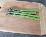 Foto del paso 4 de la receta: Ensalada templada de espárragos verdes con vinagreta de pera