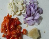 Foto langkah ke 2 dari resep Cumi Asin Kemangi Pedas Gurih Nyemek.